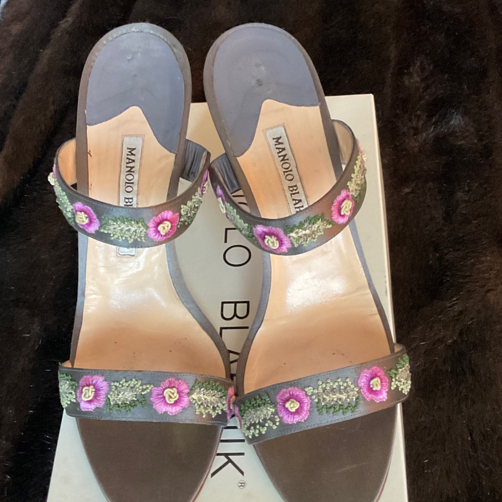 MANOLO BLAHNIK GREY SATIN HEELS eu 40, us 9, 9.5 stunning embroidery